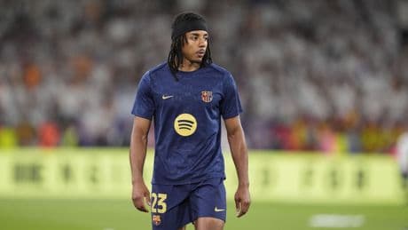 Pillan a Koundé junto a más aficionados en un vuelo comercial a Milán para ver el Inter-Barça