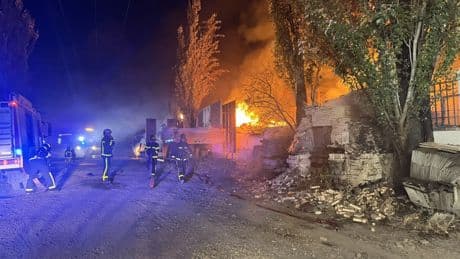 Desalojan a cien personas de un hotel por el incendio de una nave en Getafe