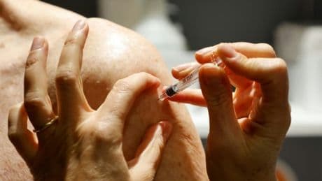 Arrêter d'indemniser à 100% les travailleurs grippés qui refusent le vaccin? Le Medef lance cette idée (et ça ne va pas plaire aux antivax)