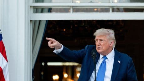 Donald Trump renoue avec le « travel ban » et interdit d’entrée les ressortissants de 12 pays