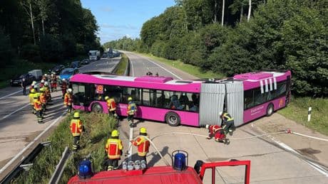 Vier Verletzte bei Busunfall auf A24