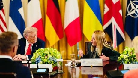 Ucraina, trattative per la conferenza di pace: l?Europa propone Ginevra, Trump vuole Budapest. Immunità a Putin per evitare l'arresto