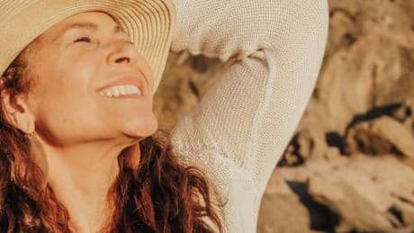 Cura delle pelle, cosa fare a 60 anni prima e dopo l'esposizione al sole