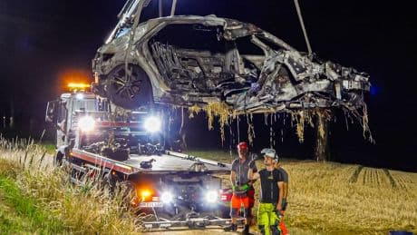 Nach Überschlag-Unfall - Mann verbrennt in E-Auto