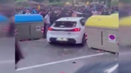 Aracıyla taraftarların arasına daldı: 13 yaralı