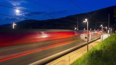Man klampt zich tijdens rookpauze vast aan buitenkant van Oostenrijkse hogesnelheidslijn: ’Conducteur woedend’