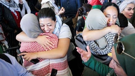 Onzekerheid over Global March to Gaza groeit nu Egypte deelnemers tegenhoudt: ‘We zaten met 30 tot 40 man op de grond’