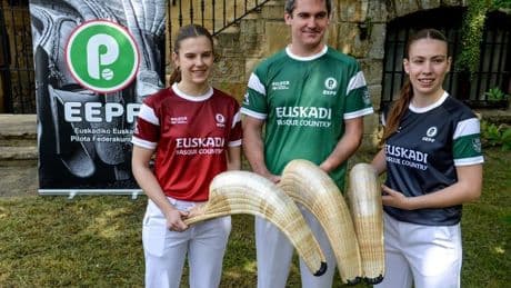 La selección de Euskadi de pelota estrena la camiseta oficial con la que se enfrentará a España