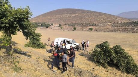 Tarlaya uçan kamyonetteki 2 kişi yaralandı