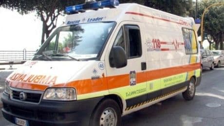 Ragazzina di 14 anni precipita dal terzo piano e muore a Massafra. La madre l'avrebbe vista lanciarsi dalla finestra