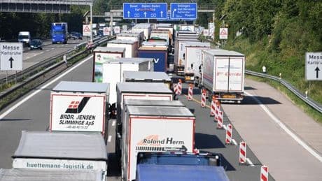 Verkehr: Auto hinterlässt kilometerlange Ölspur - Stau auf der A5