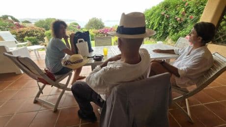 Svegliarsi al mattino e fare colazione davanti alla Maddalena è un’esperienza indimenticabile