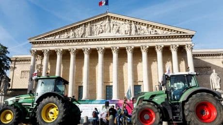 Des centaines de tracteurs devant l’Assemblée nationale pour se rappeler aux députés qui examinent la proposition de loi « Duplomb »
