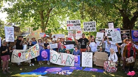 El veraneo de JD Vance entre millonarios, políticos ultras y memes de protesta en la campiña británica