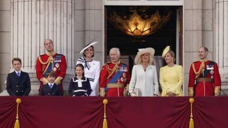 La carrozza, Kate e il premio a Meghan: gli eventi contrapposti della royal family