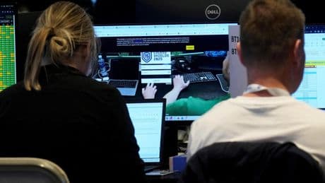 La UE saca los móviles de las aulas, Estonia los fomenta: integra la IA en la educación y dejará votar con 'app' a los 16