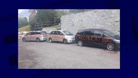 Des tags "Free Palestine" retrouvés sur des voitures de touristes juifs dans les Alpes, une enquête ouverte