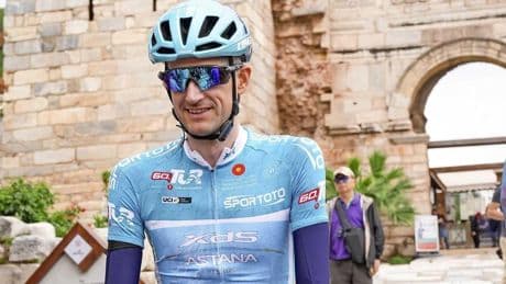 VIDEO Hond loopt plotseling parcours op in Ronde van Turkije; Wout Poels mist etappezege maar behoudt algehele leiding