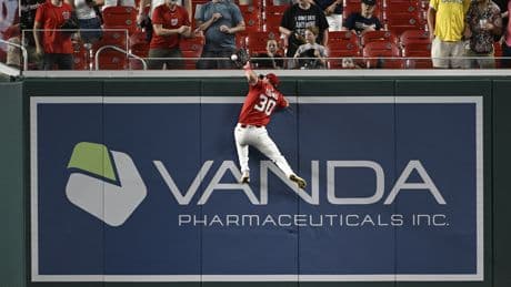 Nationals’ Jacob Young looks like Spider-Man with unreal wall-scaling catch