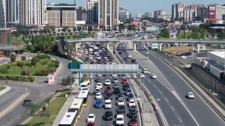 İstanbul'da bayram tatili yoğunluğu başladı, bazı yollarda trafik durma noktasına geldi