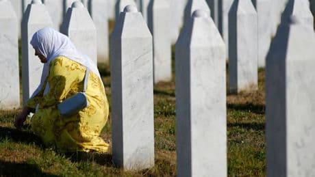 Bundestag gedenkt Opfern des Völkermords von Srebrenica – Beisetzung in Potocari
