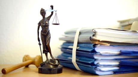 Schüsse in Kneipe: Freund in Kneipe erschossen: Urteil wegen Mordes