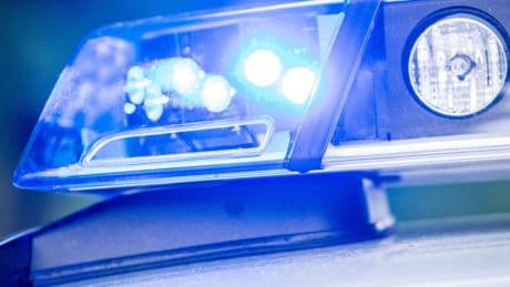 Unfälle: Mann springt von Sprungturm auf Badegast