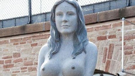 La Sirenetta è “brutta e pornografica”. In Danimarca scoppia il caso della statua al Forte Dragør