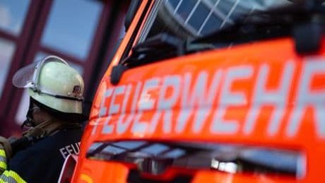 Nürnberg: Feuerwehr befreit feststeckenden Mann aus Badezimmerfenster