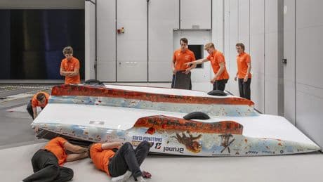 Gloednieuwe zonneauto TU Delft slaat week voor onthulling over de kop tijdens windtunneltest