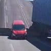 Friese brug gaat omhoog terwijl er nog auto en vrachtwagen op staan