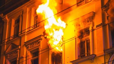 Drei Schwerverletzte bei Brand - Mann (26) springt aus Feuer-Wohnung