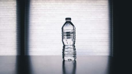 Una mujer muere al beber por error GHB que su hijo ocultaba en una botella de agua