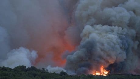 EN DIRECT - Incendie dans l’Aude : le feu progresse à «des vitesses rarement connues» selon les pompiers, au moins deux blessés dont un grave
