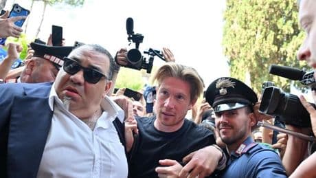 Kevin De Bruyne mobbed by fans as he arrives to undergo medical ahead of free transfer