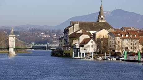 Haute-Savoie : une riveraine réclame l’arrêt des cloches de l’église l’été pour pouvoir dormir fenêtres ouvertes