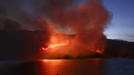 Ligero optimismo contra los incendios tras la bajada de temperaturas: los fuegos se reducen a 18 y los detenidos suben a 40