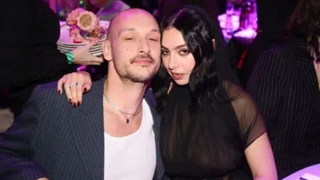 De &#039;brat&#039; al altar: Charli XCX se da el &#039;sí, quiero&#039; con George Daniel, batería de The 1975, en Londres