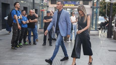 Sánchez y Begoña Gómez llegan entre abucheos al preestreno de 'El cautivo' horas después de que ella declare ante el juez