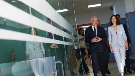 Ayuso quiere que estudiantes de 21 años "sin formación docente" impartan Matemáticas a niños: tiene que aprobarlo Sánchez