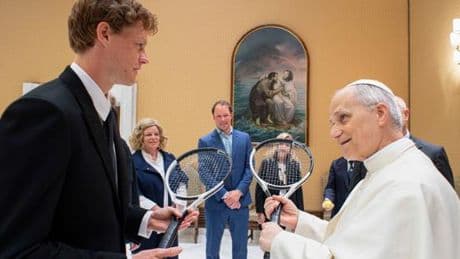 Jannik Sinner, le numéro 1 mondial de tennis de retour de suspension, reçu par le pape Léon XIV, féru de petite balle jaune