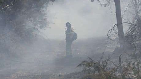 Siete carreteras continúan cortadas por los incendios, una de ellas nacional