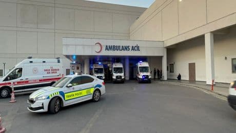 Kamyonla çarpışan otomobildeki 2 polis yaralandı
