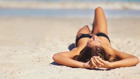 Lo que le pasa a tu cuerpo cuando tomas el sol todos los días