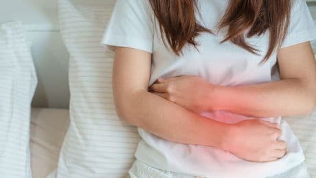 Doktorlar iki yaygın belirtiyi önemsemedi: 27 yaşında yumurtalık kanserinden öldü