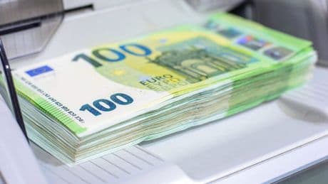 Bargeldeinzahlung: 20.000 Euro einfach aufs Konto? Das müssen Sie wissen