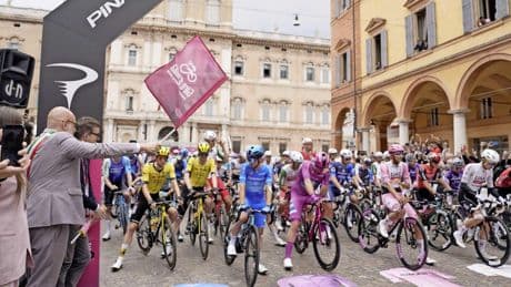 Herbeleef 12e rit Giro d’Italia: Olav Kooij zegeviert in straten Viadana