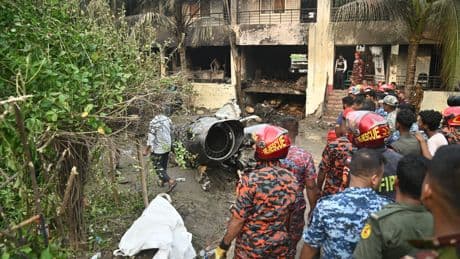 Al menos 25 niños mueren en el choque de un avión militar con un colegio en Bangladés