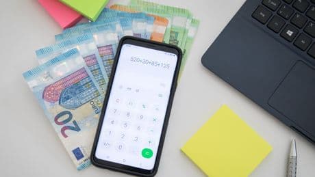275 Euro Einmalzahlung und Gehaltsplus: Wer ab August mehr Geld verdient