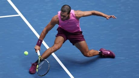 IJzersterke Carlos Alcaraz nog steeds zonder setverlies naar halve eindstrijd US Open